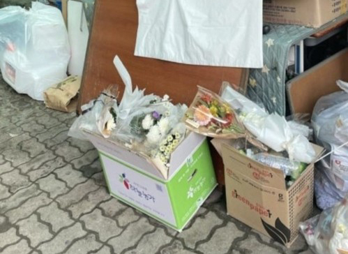 학교폭력으로 인해 숨진 고 김상연군(18)을 추모하고자 김군 모교에 가져다 놓은 꽃을 학교 측이 폐기했다는 의혹이 제기돼 논란이 일고 있다. 연합뉴스