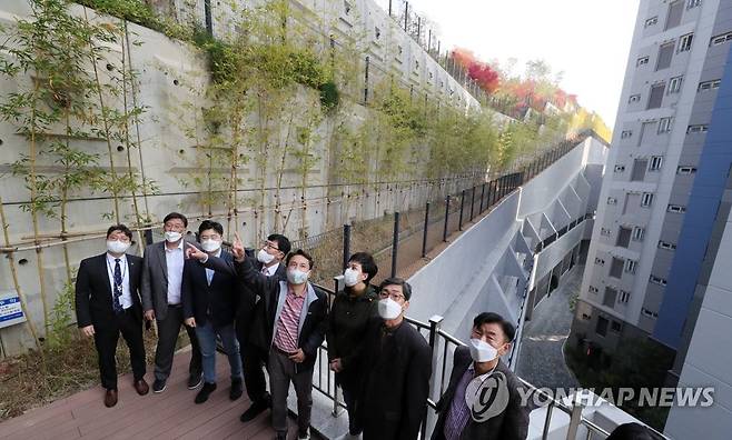 국민의힘 검증 특위, 백현동 '옹벽 아파트' 현장 방문 국민의힘 김진태 국민검증특별위원장과 김은혜 의원 등이 지난 2021년 11월 2일 오전 경기도 성남 분당구 백현동의 이른바 '옹벽 아파트'를 찾아 현장을 둘러보고 있다. [연합뉴스 자료사진]