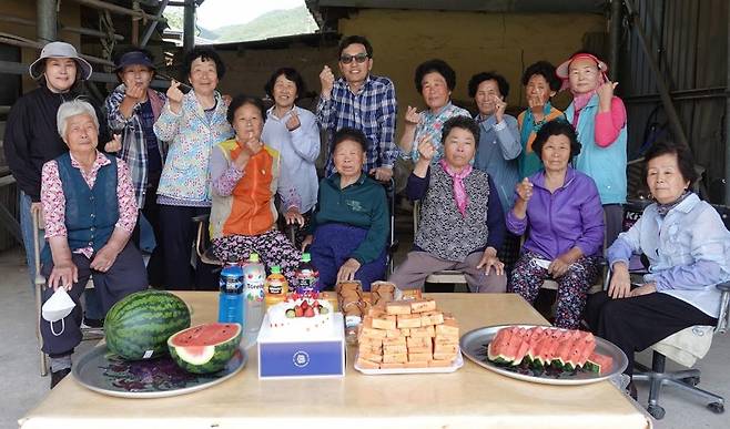 둥지 떠난 새끼 따오기 축하 잔치 연 창녕 모곡마을 주민들 [창녕군 제공. 재판매 및 DB 금지]