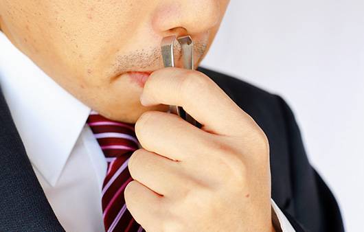 족집게 등으로 자가 제모를 하면 피부 건강에 악영향을 끼친다｜출처: 게티이미지뱅크