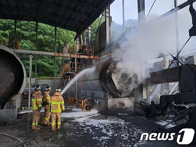 31일 오전 3시59분쯤 충북 옥천군 청산면 소재 폐플라스틱 재생유 생산공장에서 불이 났다. (옥천소방서 제공)