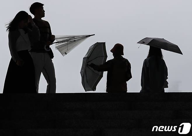 전국에 비가 내리는 28일 서울 국립중앙박물관을 찾은 시민들이 우산을 쓰고 이동하고 있다. 기상청은 이날 북쪽에서 일시적으로 형성되어 느리게 남하하는 정체전선의 영향을 받아 흐리고 비가 내리겠다고 예보했다. 2023.5.28/뉴스1 ⓒ News1 김도우 기자