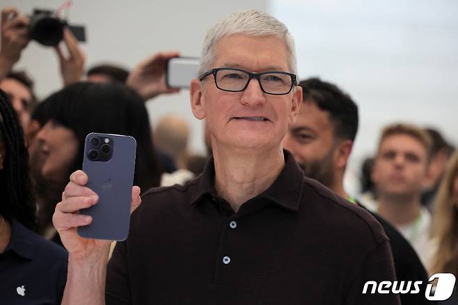 팀 쿡 애플 최고경영자(CEO)가 신제품 아이폰 14를 들고 있다. 2022.09.07 ⓒ 로이터=뉴스1 ⓒ News1 정윤미 기자