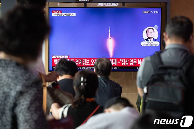북한이 '우주 발사체'를 발사한 31일 서울역에서 시민들이 관련 뉴스를 시청하고 있다. 2023.5.31/뉴스1 ⓒ News1 유승관 기자