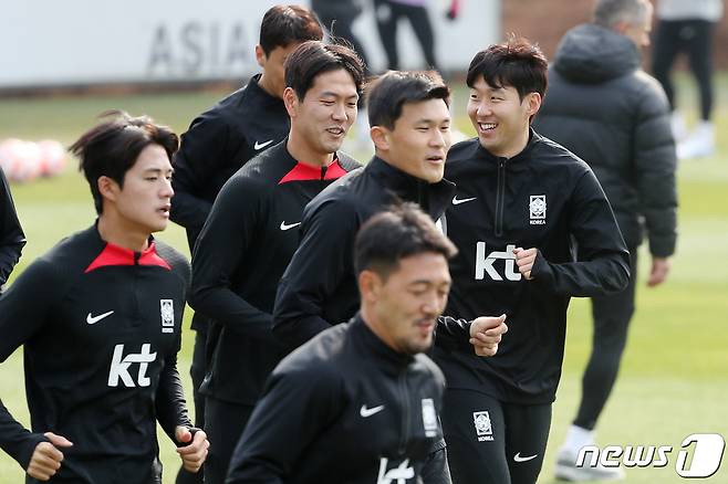 손흥민을 비롯한 대한민국 축구 국가대표팀 선수들이 27일 오후 경기도 파주 축구국가대표트레이닝센터(NFC)에서 우루과이전을 앞두고 훈련을 하고 있다. 2023.3.27/뉴스1 ⓒ News1 민경석 기자