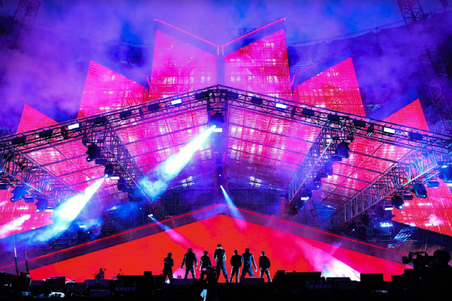 방탄소년단이 지난해 10월 부산 연제구 부산아시아드주경기장에서 열린 ‘BTS 옛 투 컴 인 부산’에서 5만여 관객을 만났다. 제공 | 빅히트 뮤직