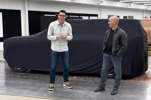 RJ 스캐린지 리비안 CEO와 수석 디자이너 제프 하무드가 R2 SUV 차체 앞에 서있다. (사진=리비안)