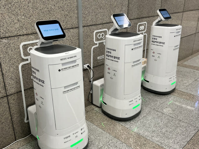 배달의민족이 서울 삼성동 트레이드타워에서 서비스하고 있는 배달로봇 '딜리타워'가 지하 1층에서 주문을 기다리고 있다. (사진=지디넷코리아)