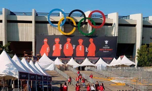 지난 10월 13~14일 열렸던 H.O.T.의 콘서트를 앞두고 입구에 걸린 대형 현수막. 현수막에 ‘H.O.T.’ 대신 ‘하이파이브 오브 틴에이저스(High-five Of Teenagers)’라고 쓰여 있다./ 김민정 기자