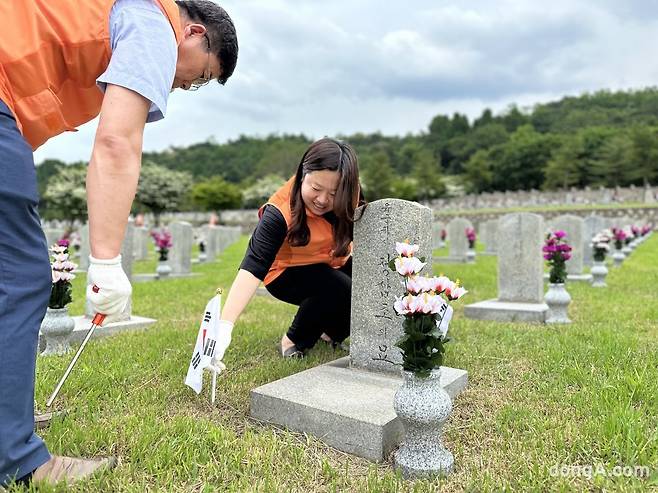 한화그룹 방산계열 임직원들이 서울 동작구 국립현충원을 찾아 묘역 정화활동을 하고 있다.
