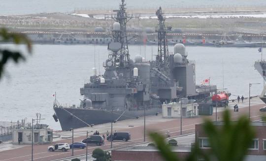 지난 29일 일본 해상자위대 호위함 하마기리 함이 다국적 훈련에 참가하기 위해 욱일기의 일종인 자위함기를 게양한 채로 부산 해군작전기지에 입항하고 있다. 연합뉴스