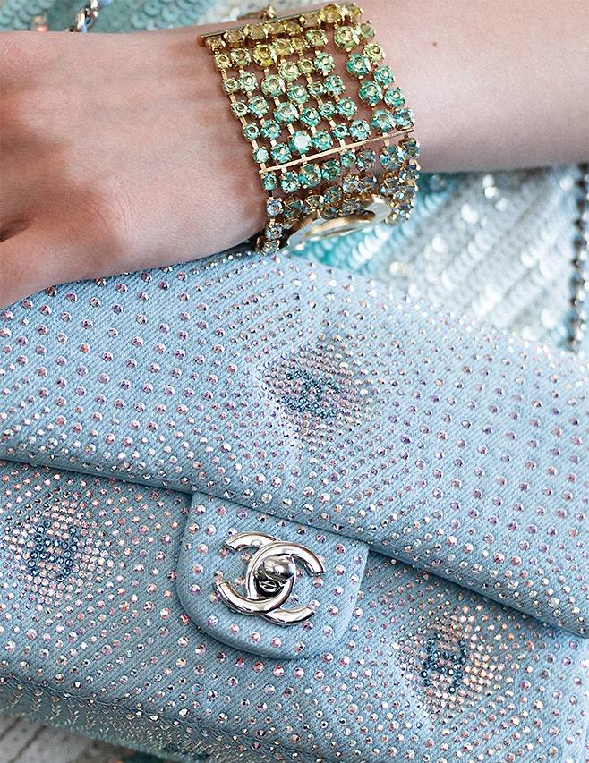 옴브레 컬러 스톤 브레이슬릿과 라인스톤으로 뒤덮인 가방은 80년대 디스코 룩에서 영감을 받았다.