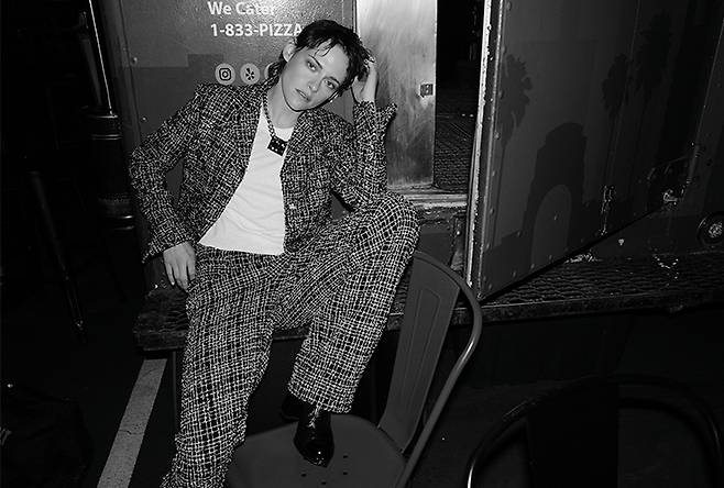 크리스틴 스튜어트는 실버 판타지 코튼 트위드 재킷과 팬츠로 프렌치 시크의 정석을 보여준다.