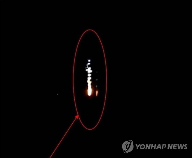북한 탄도미사일 낙하 모습일까 (도쿄=연합뉴스) 일본 방위성은 북한이 18일 오후 5시 21분께 평양 인근에서 발사한 대륙간탄도미사일(ICBM)급 미사일이 낙하하는 것으로 추정되는 모습을 찍은 사진과 동영상을 공개했다. 해당 자료는 자위대 F-15 전투기가 촬영했다. [일본 방위성 제공. 재판매 및 DB 금지] photo@yna.co.kr (끝)