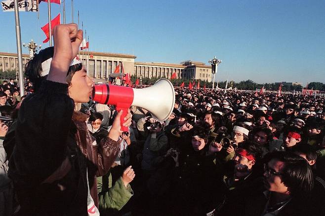 5월14일: 톈안먼 광장에서 주먹을 든 한 청년이 확성기를 사용해 연설하고 있다. AFP 연합뉴스