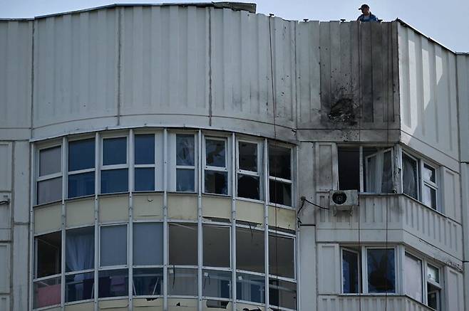 30일 드론 공격을 받은 러시아 모스크바의 아파트 건물 모습. AFP 연합뉴스
