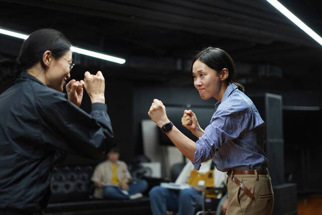 연극이 만들어지는 과정에는 많은 고민과 교감, 반복되는 연습이 필요하다. 내면의 감정을 몸짓과 표정, 목소리로 표현해야 하는 일은 섬세함을 요구한다. 연극 <너의 왼손이 나의 왼손과 그의 왼손을 잡을 때>(정진새 작)를 연습 하는 배우들.