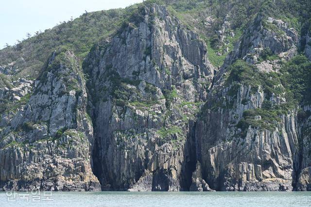 우이도 진리마을에서 돈목마을로 이동하는 배에서 본 해안 절경.