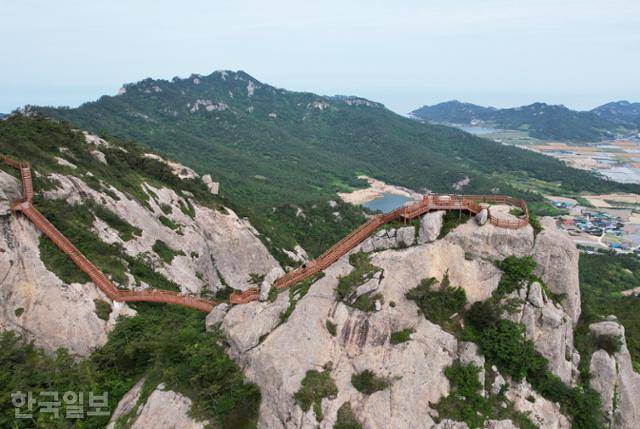 비금도 그림산 바위 능선으로 탐방로가 개설돼 있다.