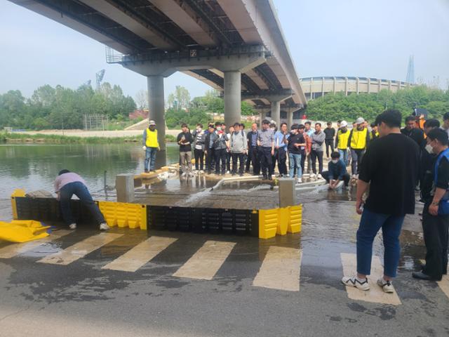 서울 강남구가 시민들을 상대로 차수막 설치 교육을 하고 있다. 강남구 제공