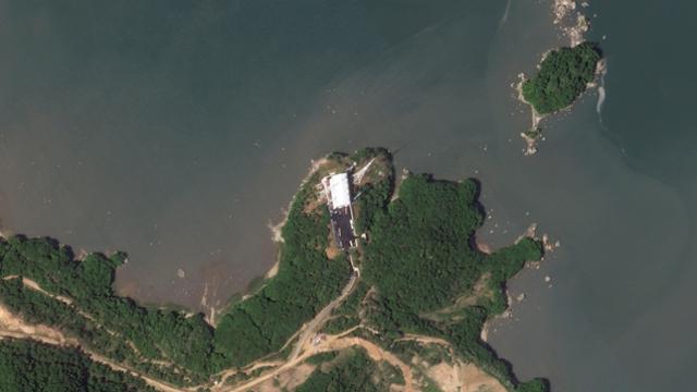 플래닛랩스 PBC가 촬영한 위성사진에 30일 북한 동창리 인근 서해위성발사장의 새로 건설된 발사대에서 활동하는 모습이 포착됐다. AP통신은 이 위성사진을 통해 북한의 발사체 발사가 임박했음을 보여준다고 전했다. AP 뉴시스