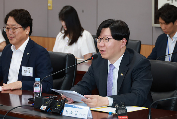 김소영 금융위원회 부위원장이 31일 오전 금융위 대회의실에서 개최한 '청년도약계좌 운영 사전 점검 회의'에서 청년도약계좌 취급 기관과 관계 기관에 당부 사항을 전달했다. [사진=금융위원회]