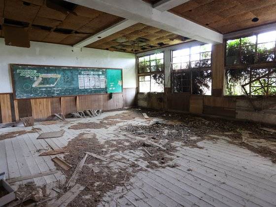 전남 신안군 안좌면 방월리에 위치한 폐교(안좌초 서분교장)가 수십 년째 흉물로 방치돼 있다. 프리랜서 장정필