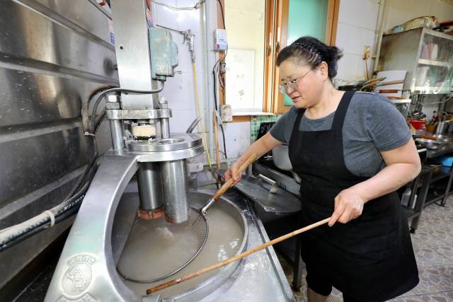 ▲ 메밀국수 면을 뽑고 있는 한채숙 대표