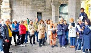 두오모 광장에서 이탈리아 시인들과 여행객을 상대로 시를 낭송하는 김구슬 시인(맨 오른쪽).