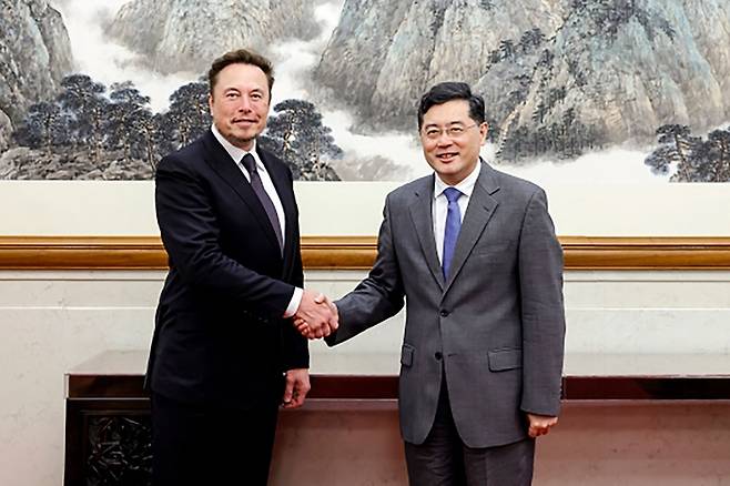일론 머스크 테슬라 최고경영자(CEO)가 베이징에서 친강 중국 외교부장과 만나 악수를 하고 있다. AFP연합뉴스