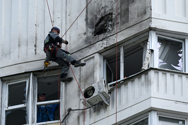 드론 공격을 받아 파손된 러시아 모스크바의 주거 건물을 한 전문가가 살펴보는 모습. 러시아는 드론 공격을 “우크라이나 정부의 테러”라고 규정했으나 우크라이나는 “우리와 무관”하다고 밝혔다. AFP연합뉴스