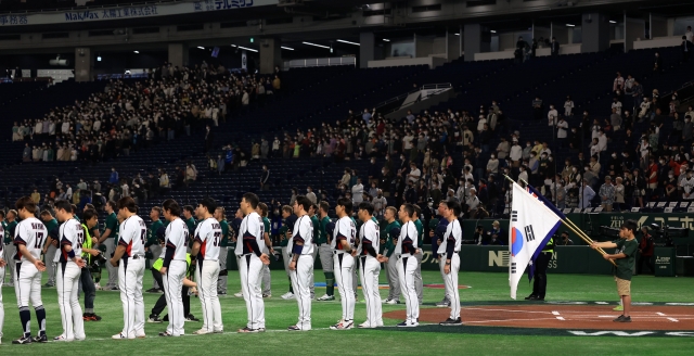 지난 3월 9일 일본 도쿄돔에서 열린 2023 월드베이스볼클래식(WBC) 본선 B조 호주전에 앞서 한국 야구 국가대표팀이 애국가를 부르고 있다. 뉴시스