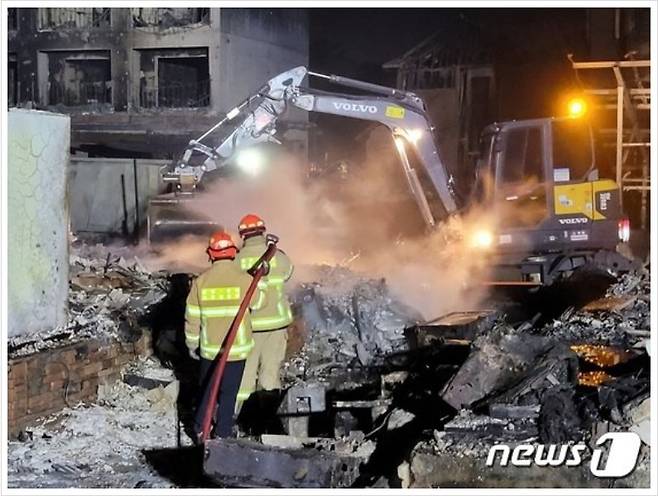 지난 11일 강원 강릉 난곡동에서 발생한 대형산불이 8시간 만에 진화됐으나, 지역 곳곳에서 재발화 의심신고가 들어오자 소방당국이 밤샘 진화 작업을 벌이고 있다. /사진=뉴스1(강원도소방본부 제공)