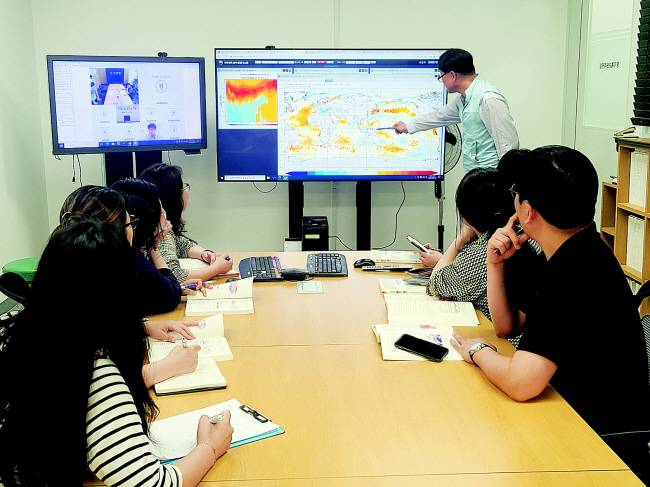 기상청 통보관들이 이달 초 엘니뇨 여파에 따른 여름 기온·강수량 전망에 대해 토의하고 있다.  기상청 제공