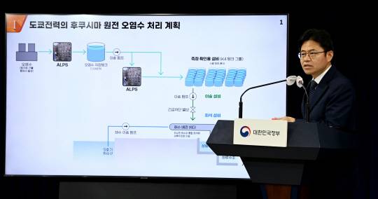 　 일본 후쿠시마 오염수 시찰단장인 유국희 원자력안전위원장이 오염수 처리 계획을 설명하고 있다. 문호남 기자