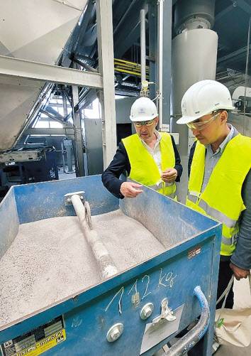 22일(현지시간) 독일 베쿰 소재 피닉스시멘트사. 이 회사 모기업인 티센크루프 폴리시우스사의 우베 마스 기술이사(왼쪽)가 시멘트 제조용 순환자원에 대해 설명하고 있다. [공동취재단]