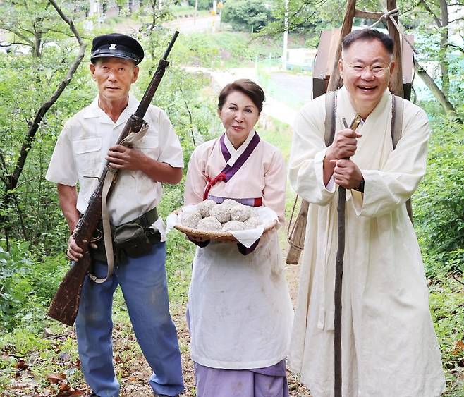 백남희(가운데)씨와 김재욱(오른쪽) 칠곡군수가 지게 부대 재현 행사를 하고 있다. 윤병규(왼쪽) 망정1리 이장은 학도병 역할을 맡았다.  (사진=칠곡군 제공) *재판매 및 DB 금지