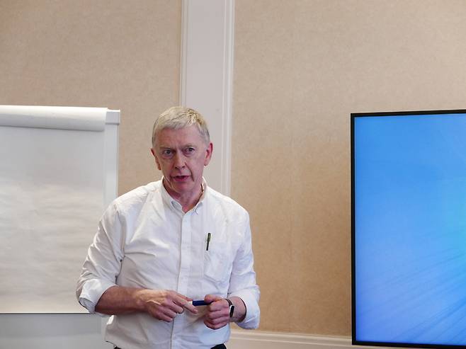 [런던=뉴시스] 홍세희 기자 = 피터 호디노트(Peter J Hoddinott) 전 유럽시멘트협회장이 지난 24일(현지시각) 영국 런던의 한 호텔에서 한국 기자단과 만나 인터뷰 하고 있다. 2023.05.31. hong1987@newsis.com  *재판매 및 DB 금지