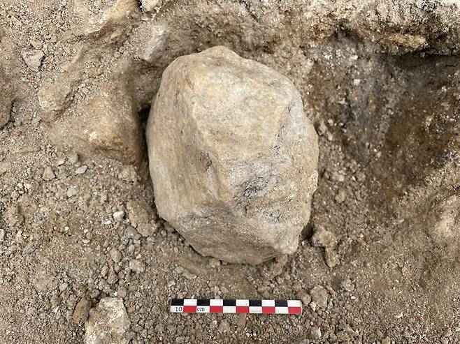 [뉴시스=공주]공주 석장리 일원 발굴조사 중 발견된 석기 출토 모습.(사진=공주시) *재판매 및 DB 금지