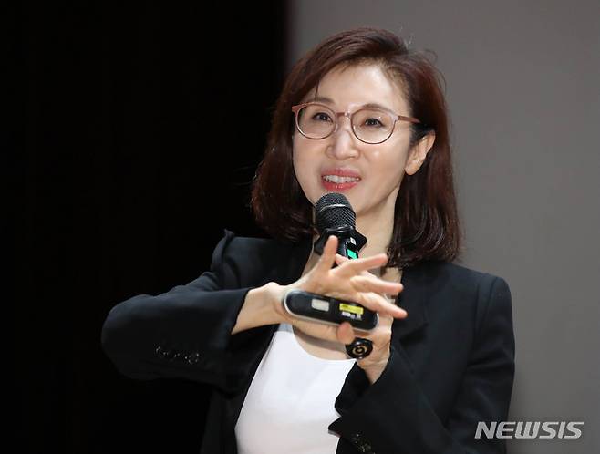 [서울=뉴시스] 조수정 기자 = 노소영 아트센터나비 관장이 31일 오후 서울 관악구 서울대학교 문화관 중강당에서 서울대학교 아시아연구소·문화예술원 주최로 열린 노소영 관장 초청 세미나에서 '미디어 아트의 미래'를 주제로 강연하고 있다. 2023.05.31 chocrystal@newsis.com