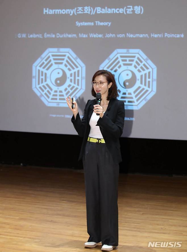 [서울=뉴시스] 조수정 기자 = 노소영 아트센터나비 관장이 31일 오후 서울 관악구 서울대학교 문화관 중강당에서 서울대학교 아시아연구소·문화예술원 주최로 열린 노소영 관장 초청 세미나에서 '미디어 아트의 미래'를 주제로 강연하고 있다. 2023.05.31 chocrystal@newsis.com