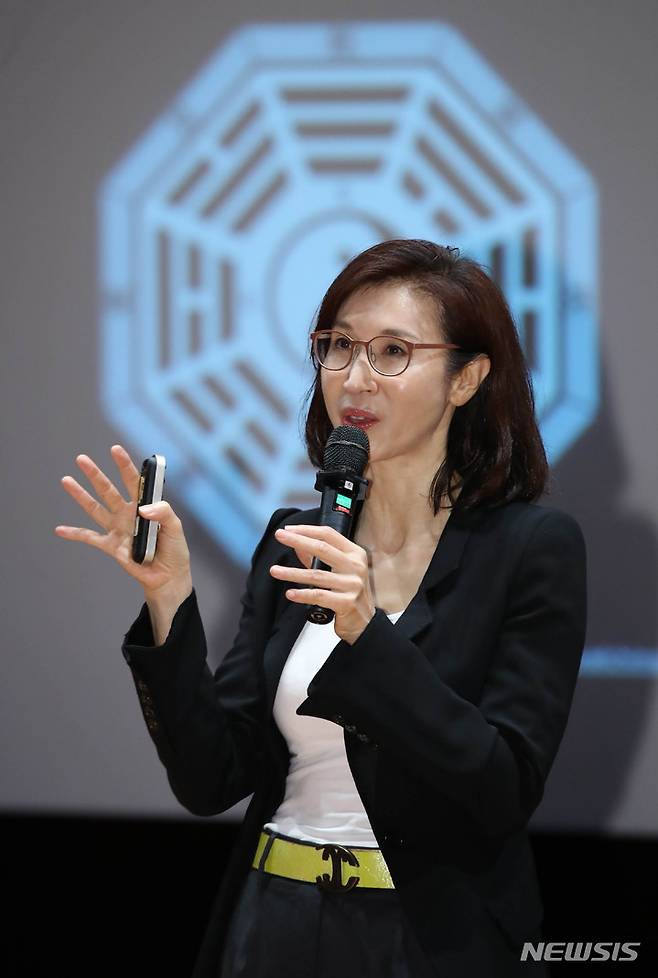 [서울=뉴시스] 조수정 기자 = 노소영 아트센터나비 관장이 31일 오후 서울 관악구 서울대학교 문화관 중강당에서 서울대학교 아시아연구소·문화예술원 주최로 열린 노소영 관장 초청 세미나에서 '미디어 아트의 미래'를 주제로 강연하고 있다. 2023.05.31 chocrystal@newsis.com