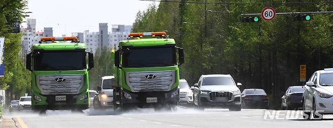 [광주=뉴시스] 13일 광주 북구 일곡동 한 도로에서 살수차들이 노면에 물을 뿌리고 있다. 2023.04.13. wisdom21@newsis.com