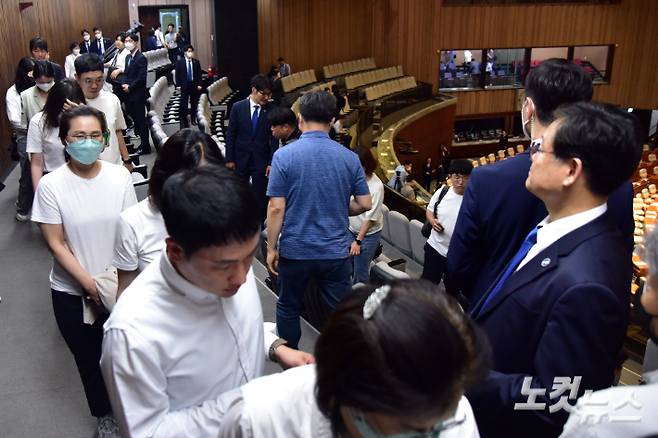 대한간호사협회 회원들이 30일 서울 여의도 국회에서 열린 제406회국회(임시회) 제2차 본회의에서 간호법이 부결되자 본회의장을 나서고 있다. 이날 본회의에서는 윤석열 대통령이 재의요구권(거부권)을 행사한 간호법 제정안이 출석 의원 289명 중 찬성 178명, 반대 107명, 무효 4명으로 최종 부결됐다. 윤창원 기자