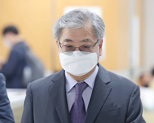 법정 출석하는 서훈 전 국가안보실장     (서울=연합뉴스) 류영석 기자 = 서훈 전 국가안보실장이 19일 오후 서울 서초구 서울중앙지방법원에서 열린 '서해 공무원 피격 사건' 관련 1심 공판에 출석하고 있다. 2023.5.19     ondol@yna.co.kr (끝)   연합뉴스