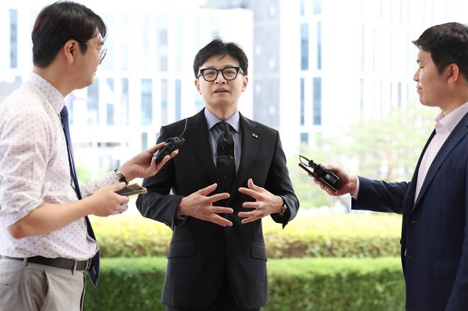 한동훈 법무부 장관이 30일 오후 서울 서초구 대법원에서 열린 대법관후보추천위원회 회의에 참석하기 전 한 장관의 개인정보 유출 의혹 등과 관련해 이날 진행된 압수수색 등에 대한 취재진의 질문에 답하고 있다. 연합뉴스
