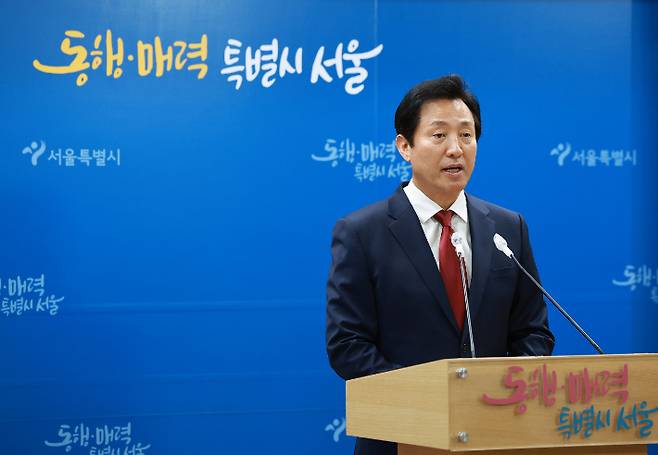 오세훈 서울시장이 31일 시청 브리핑실에서 이날 오전 북한이 주장하는 우주발사체 발사와 관련해 서울시가 발송한 '경계경보' 위급재난 문자 관련 입장을 밝히고 있다. 연합뉴스