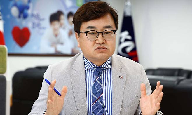 이종혁 한국공인중개사협회장이 지난 26일 서울 관악구 한국공인중개사협회 사무실에서 진행된 세계일보와의 인터뷰에서 역전세난과 전세사기 등 현안에 대한 입장을 밝히고 있다. 남제현 선임기자