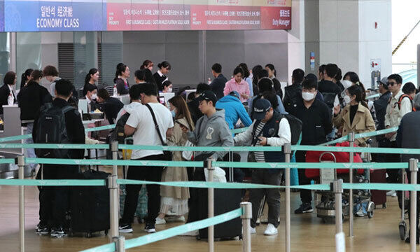 인천국제공항 제1여객터미널 출국장 카운터에 이용객들이 줄을 서 있다. 연합뉴스