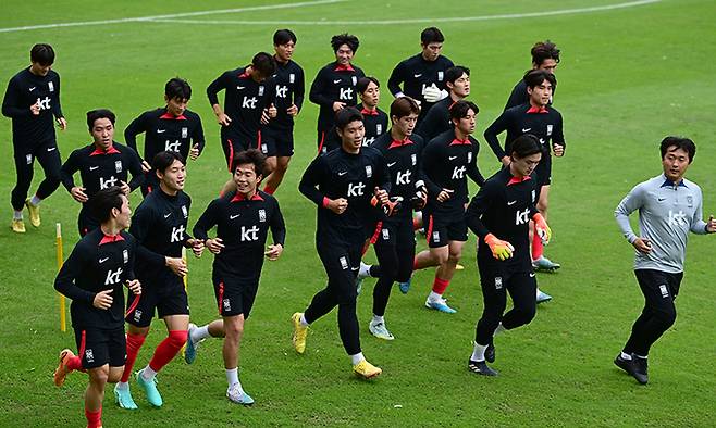 8강을 향해 U-20 한국 축구대표팀이 에콰도르와 16강전을 앞둔 31일 아르헨티나 산티아고 델 에스테로 센트럴 코르도바 트레이닝 센터에서 달리기로 몸을 풀고 있다. 대한축구협회 제공